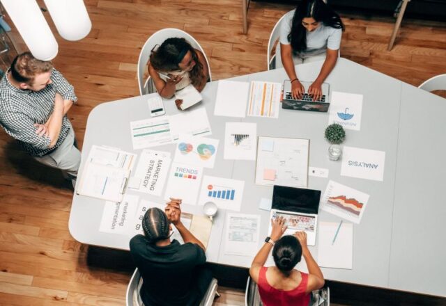https://www.pexels.com/it-it/foto/marketing-persone-ufficio-lavorando-7688336/