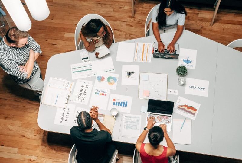 https://www.pexels.com/it-it/foto/marketing-persone-ufficio-lavorando-7688336/